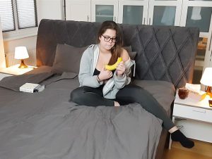 Lea Lovebird Porno Video: Eigentlich hatte ich Hunger...