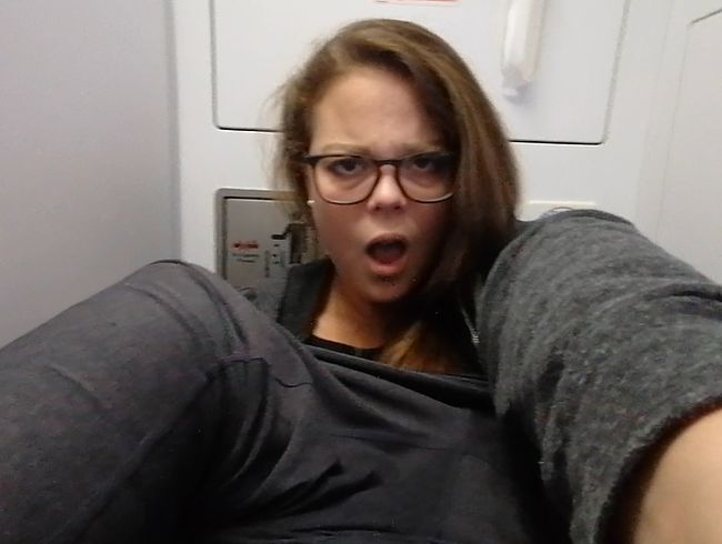 Lea Lovebird Porno Video: Geiler Orgasmus im Flugzeug