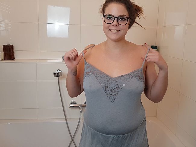 Lea Lovebird Porno Video: Komm mit mir in der Badewanne!