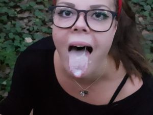 Lea Lovebird Porno Video: Mein erster Outdoor fi**
