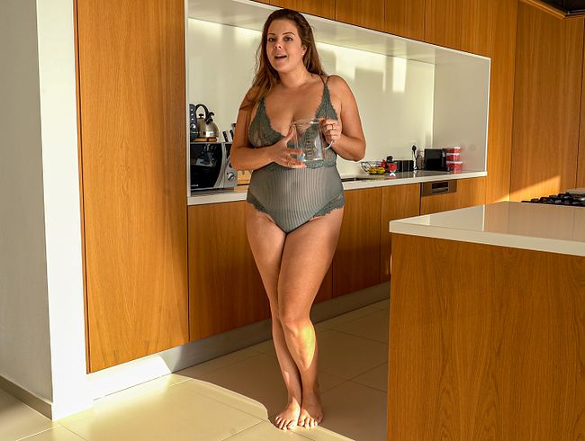 Lea Lovebird Porno Video: Messbecher pi** mit Überraschung