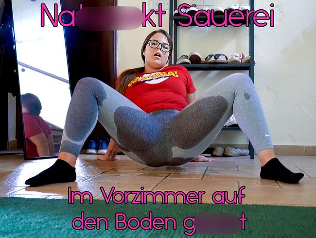 Lea Lovebird Porno Video: naturs*** Sauerei - Im Vorzimmer auf den Boden gepi**t