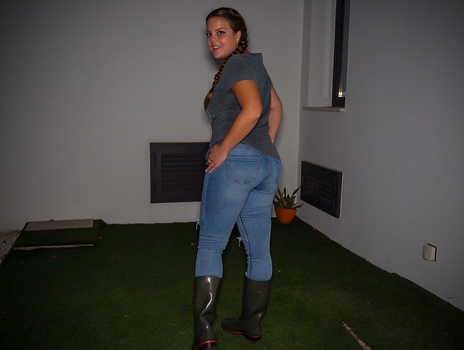 Lea Lovebird Porno Video: per***s - pi**e durch die Jeans in die Gummistiefel