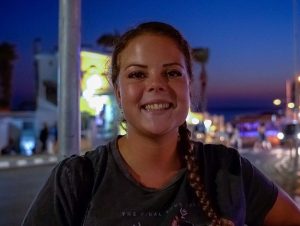 Lea Lovebird Porno Video: Public - Urlauber abgeschleppt!!