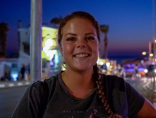 Lea Lovebird Porno Video: Public - Urlauber abgeschleppt!!