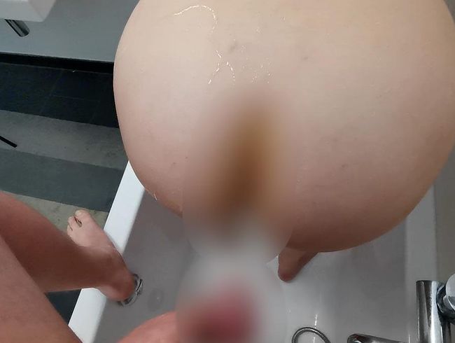 Lea Lovebird Porno Video: So eine Drecksau! Er pi**t mir in meinen ars**...