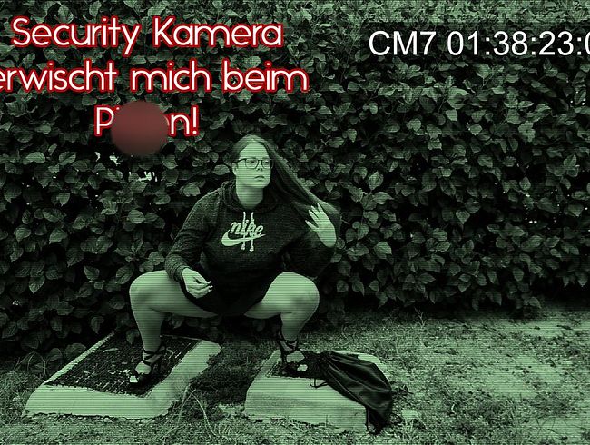 Lea Lovebird Porno Video: Wie Peinlich - Security Kamera erwischt mich beim pi**en!